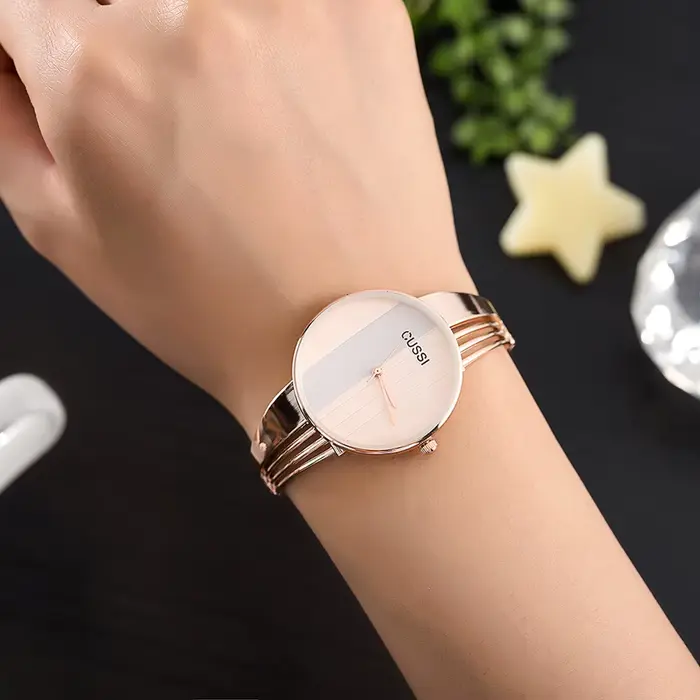 Montre en or rose pour femmes élégante et sophistiquée or rose et bleu pour occasions spéciales et quotidienne