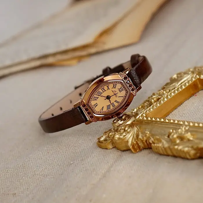 Montre rétro décontractée et élégante pour femme en forme de baril avec cadran en strass pour usage quotidien et soirées élégantes