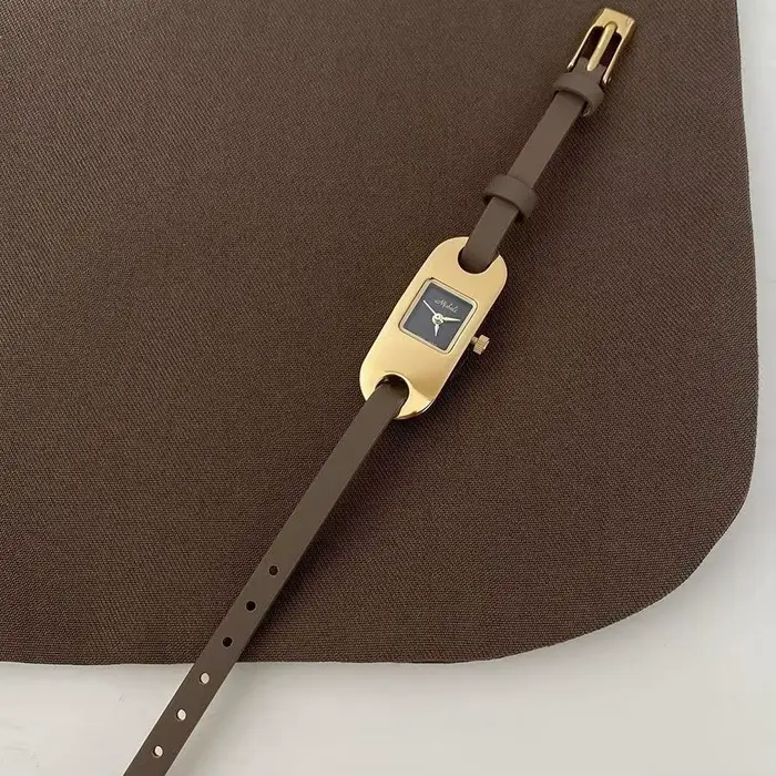Montre à bracelet fin en cuir et or jaune pour femmes design rétro et élégant occasions spéciales et quotidiennes
