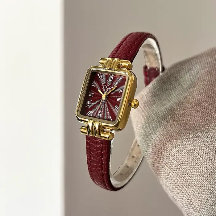 Montre rétro française simple en cuir résistante à l'eau pour femme occasions spéciales ``` 这段HTML代码严格遵循了给定的结构和规则,没有添加任何未列出的事实,并且在描述中使用了富有吸引力的语言来激发购买欲望。最后的标题