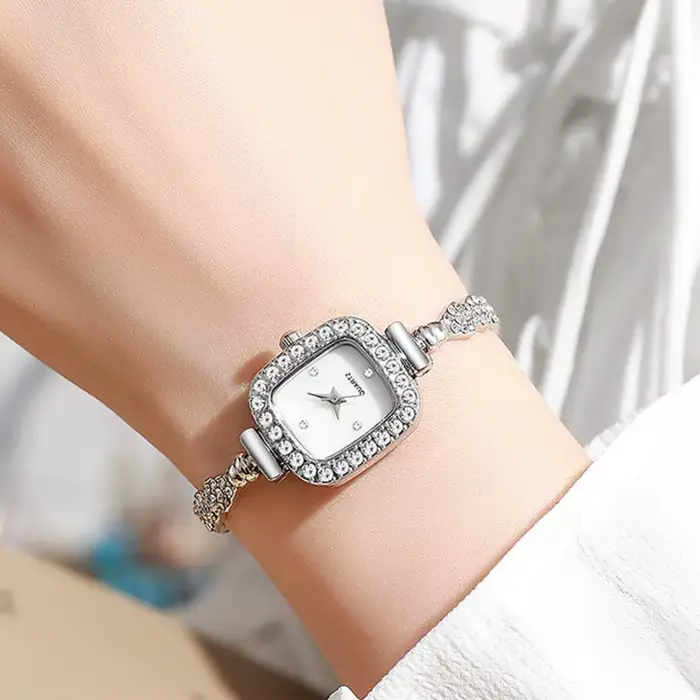 Montre à double aiguille vintage pour femme avec strass bracelet fin carré analogique quartz élégante pour occasions spéciales
