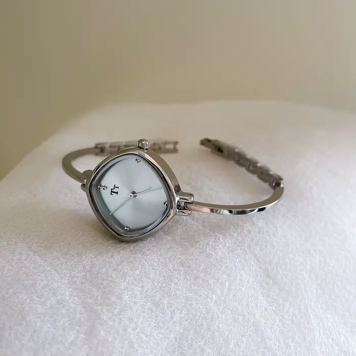 Montre bleu glace pour femmes avec cadran en diamant, style mode et décontracté, cadeau pour femmes, nouvelles collections 2026 quartz occasions spéciales