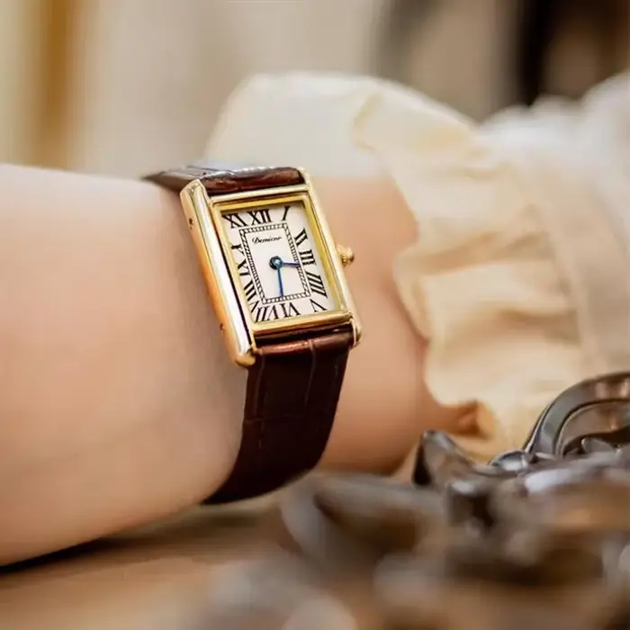 Montre rectangulaire pour femmes Simple rétro cuir romain tempérament affaires lumière luxe Niche dames montres Relógio Feminino