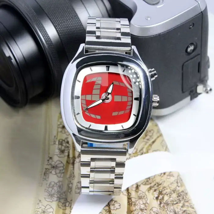 Montre en quartz rouge