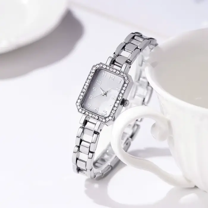 Montres de luxe pour femmes 2023 nouvelle arrivée simple carré plein diamant numérique montre à quartz or bracelet en