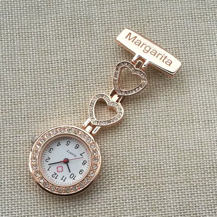 Personnalisé personnalisé gravé avec votre nom médecin horloge broche Zircon cristal Strass soins de santé coeur Fob infirmière montre