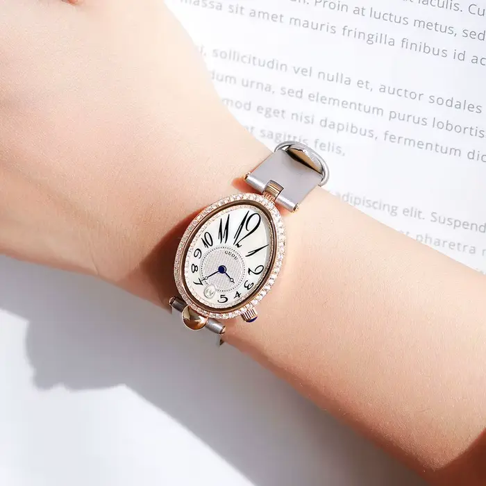 Montre narcloutée en diamant pour femme