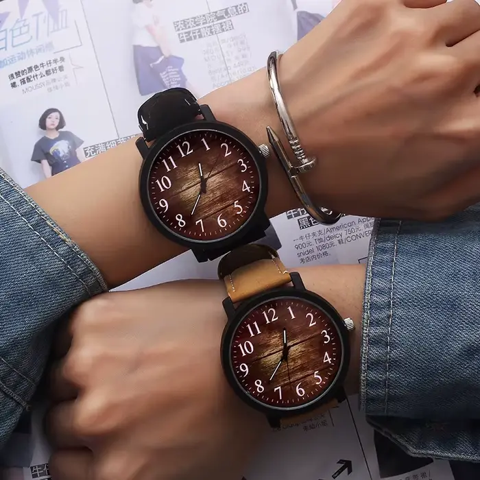 Montre-bracelet en acier inoxydable avec bracelet en cuir imitation bois pour homme et femme occasions sportives et élégantes
