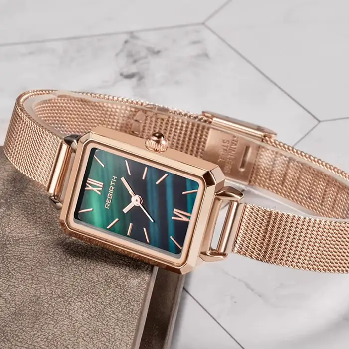 Montre rétro élégante pour femme avec bracelet en acier inoxydable et boîtier en alliage, idéale pour usage quotidien et occasions spéciales