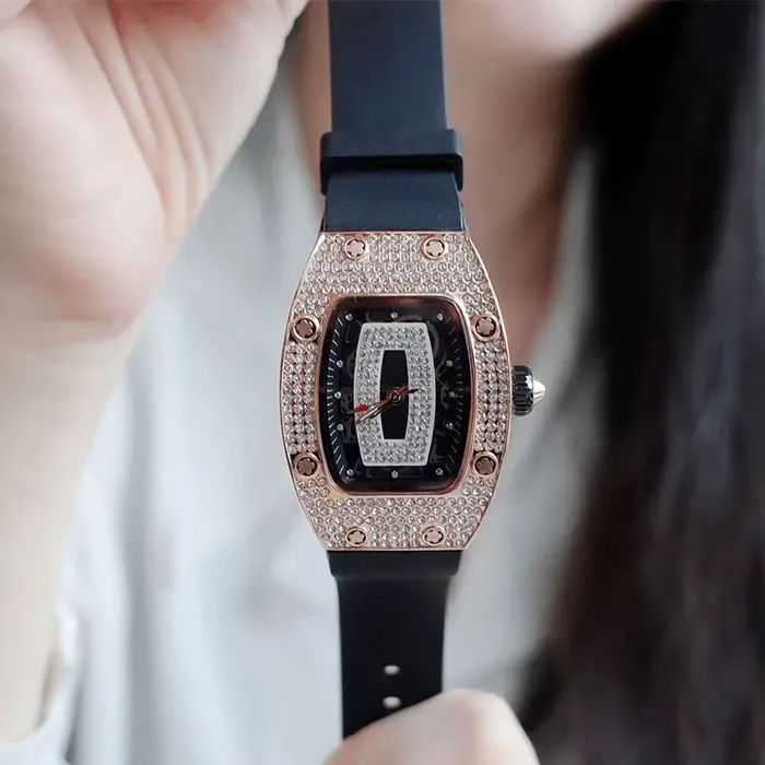 Nouvelle montre de luxe pour femme, design tonneau élégant, montre originale, bracelet en caoutchouc