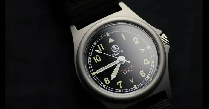 Montre à quartz en acier mat étanche