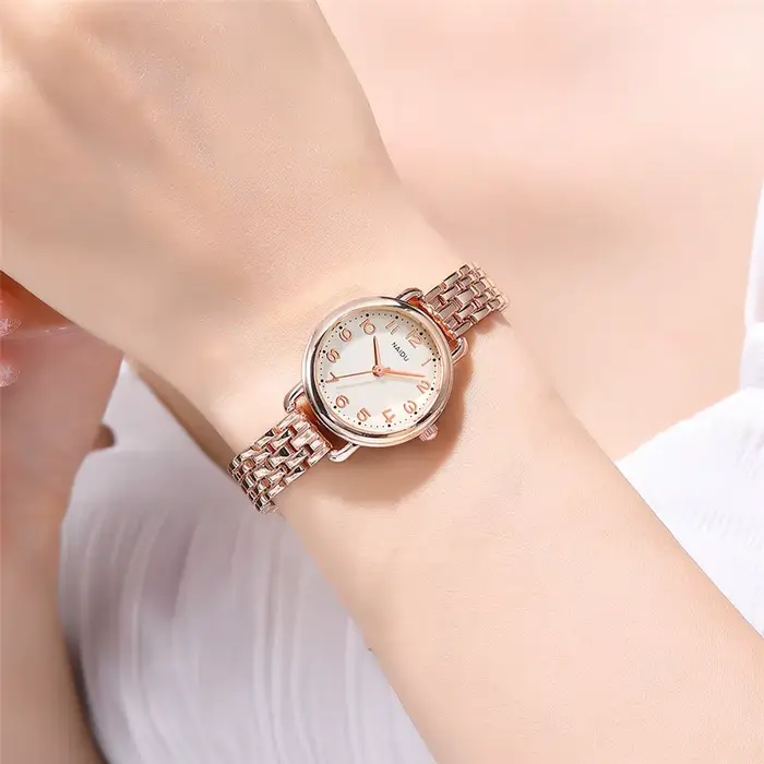 Petite montre à quartz pour femme avec bracelet en acier