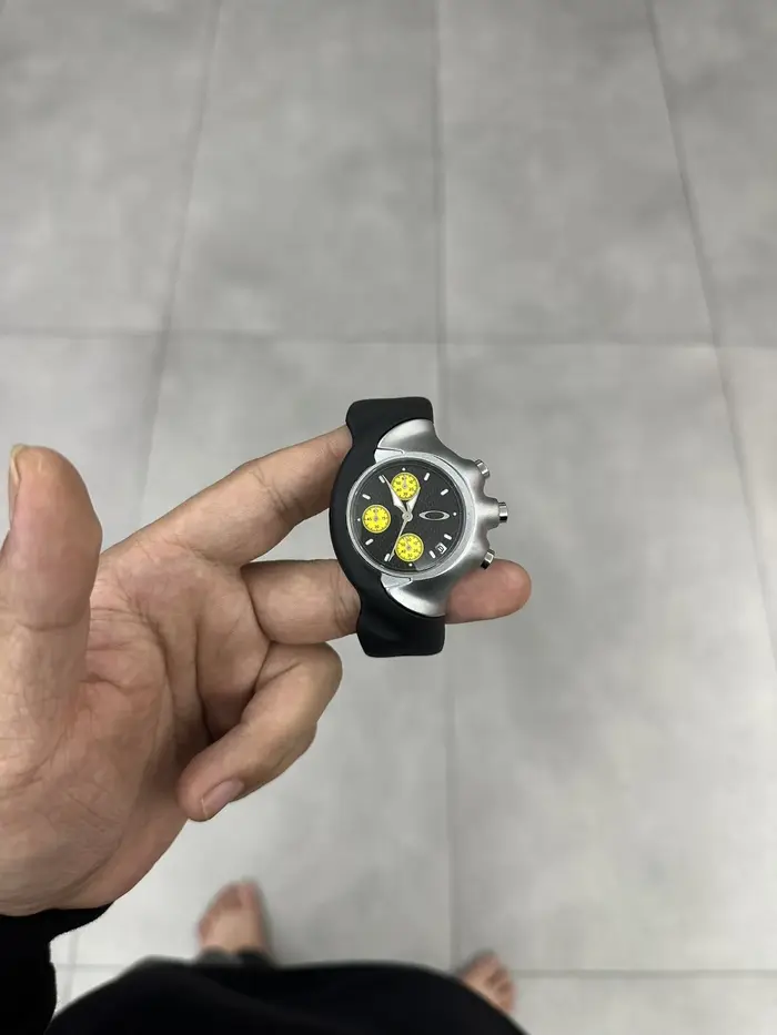 Montre rétro originale en acier inoxydable multifonctionnelle avec design de personnalité pour femmes et hommes pour diverses occasions spéciales