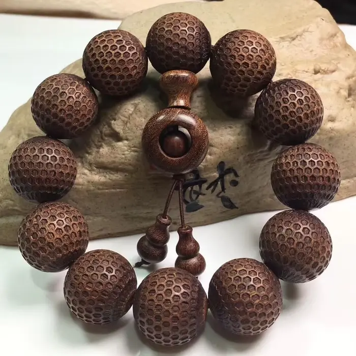 Bracelet en bois de santal doré