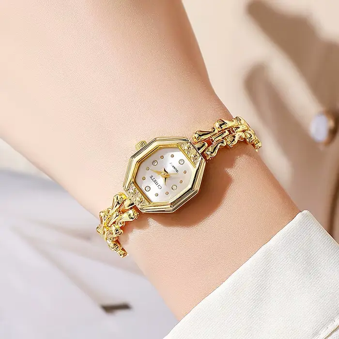 Montre-bracelet rétro pour femmes style mode et casual avec cadran polygonal et mouvement quartz pour occasions spéciales