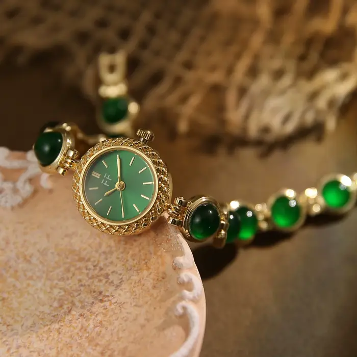 Montre vintage pour femme en or et pierres vertes, élégante montre à quartz pour femme, bracelet de 