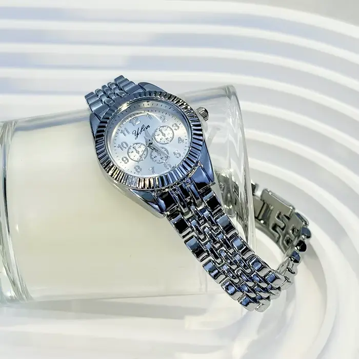 Montre pour femme élégante à cadran circulaire minimaliste de luxe avec bracelet en métal