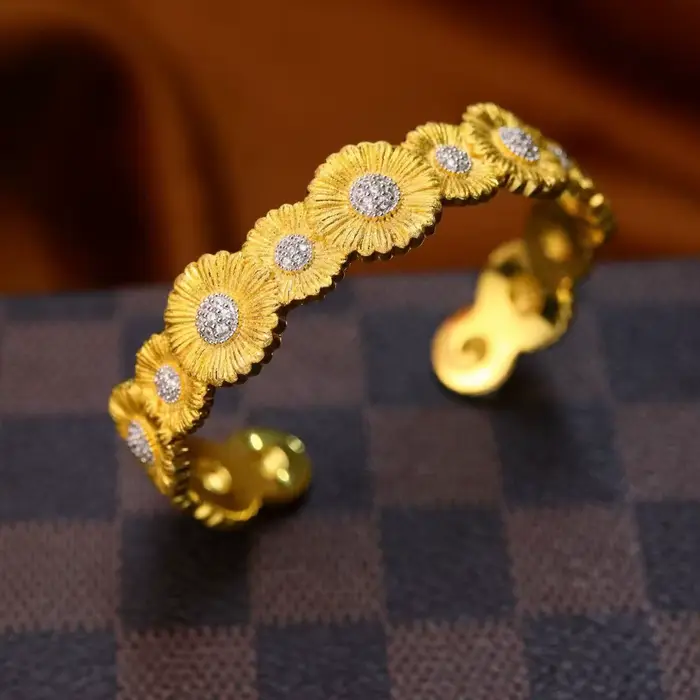 Bracelet large bicolore or et argent avec petites marguerites et diamants pour femme
