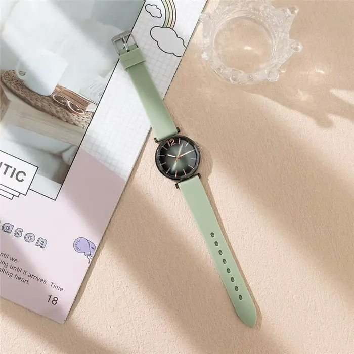 Montre Femme Élégante Vert Dégradé Boîtier Noir Bracelet Silicone Montre à Quartz Occasions Spéciales Femmes Casual Chic