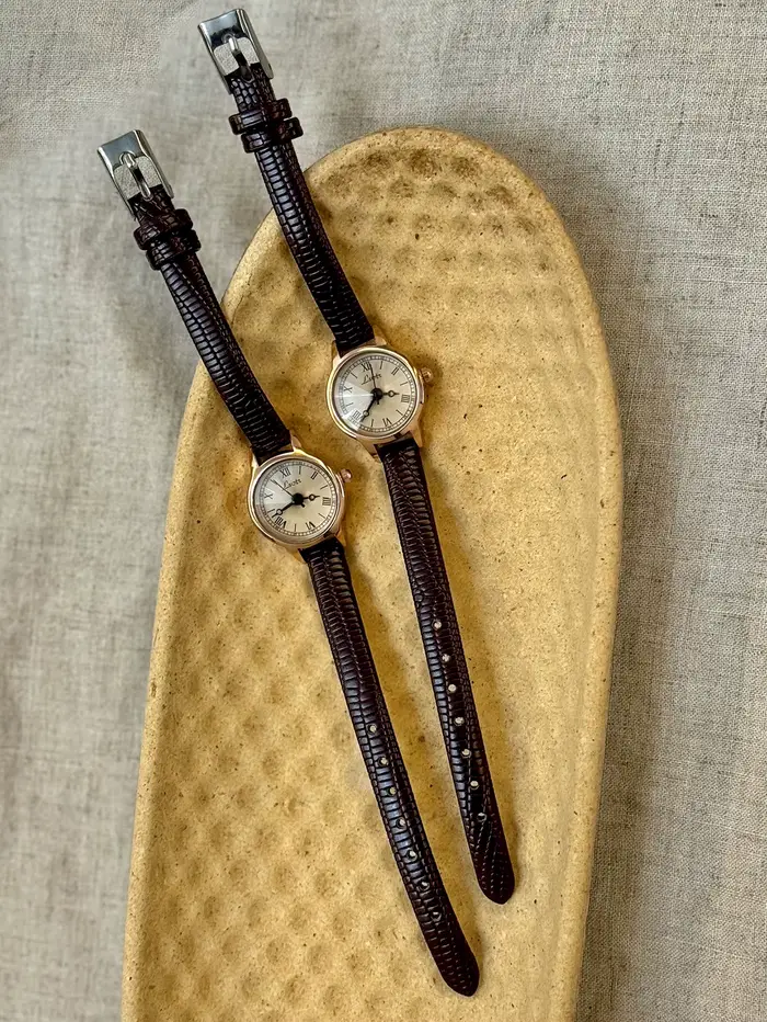 Cette montre pour femme avec bracelet en cuir couleur café de style vintage est décontractée et élégante