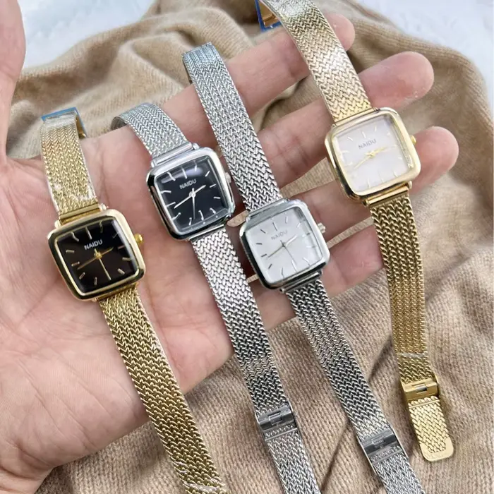 Montre élégante et moderne pour femme avec mouvement quartz et boîtier carré occasions spéciales
