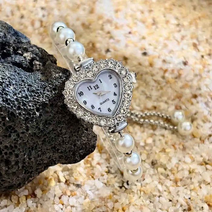 Montre élégante pour femme avec cadran en forme de cœur et bracelet en perles à cordon
