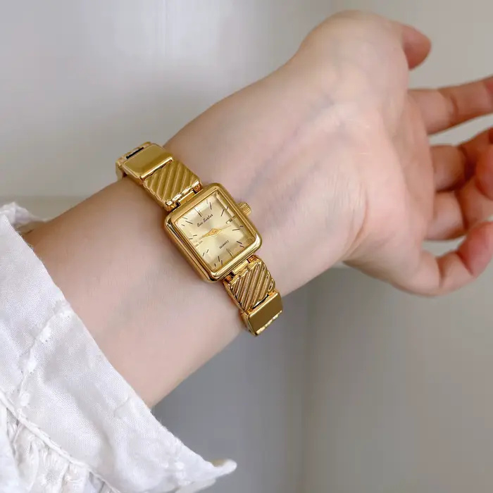 Montre rétro carrée en or pour femmes élégante avec bracelet carré de luxe quartz haute qualité cadeau pour femmes occasions spéciales