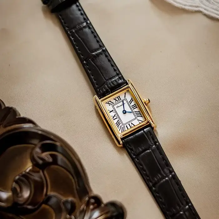 Montre rectangulaire pour femmes Simple rétro cuir romain tempérament affaires lumière luxe Niche dames montres Relógio Feminino