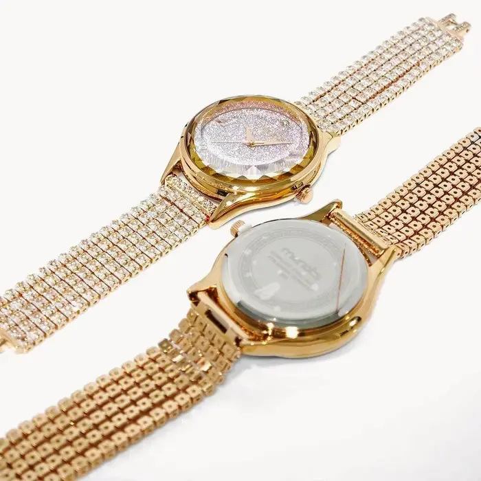Montre glacée pour femmes, quartz rose, incrustations de diamant brillant, élégante et résistante à l'eau pour occasions spéciales et tenues de rendez-vous
