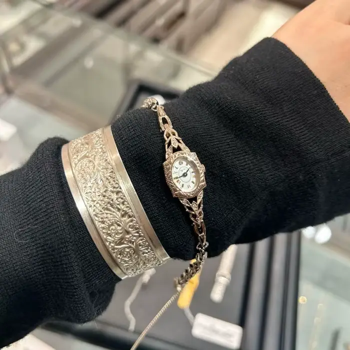 2025 nouveau style rétro étanche artistique quartz luxe montre pour femme plaqué or horloge dames ca