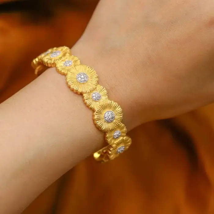 Bracelet large bicolore or et argent avec petites marguerites et diamants pour femme