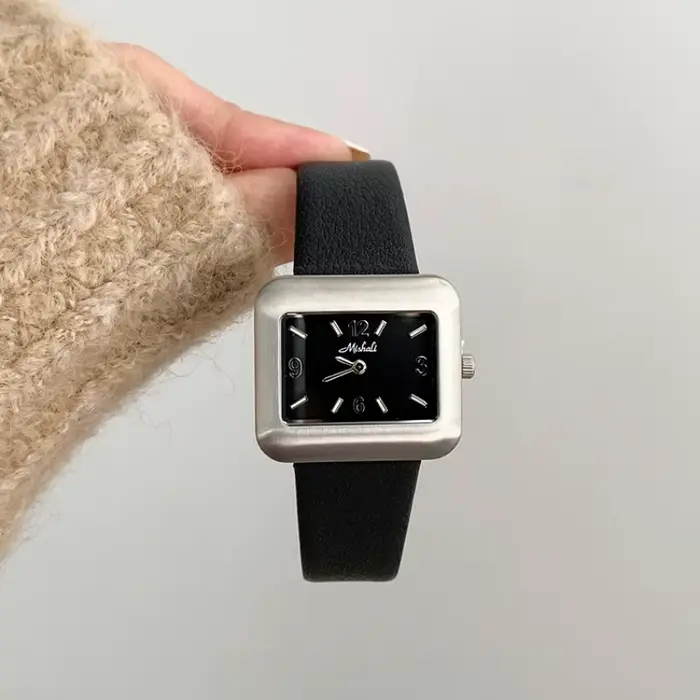 Montre carrée de mode pour femme élégante résistante à l'eau avec bracelet en cuir pour occasions spéciales femmes style casual et chic
