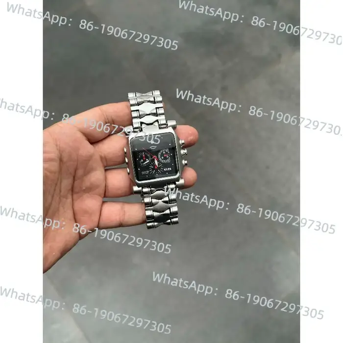 Montre homme carrée avec cadran large et mouvement à quartz résistant à l'eau pour hommes style moderne occassions quotidiennes et formelles