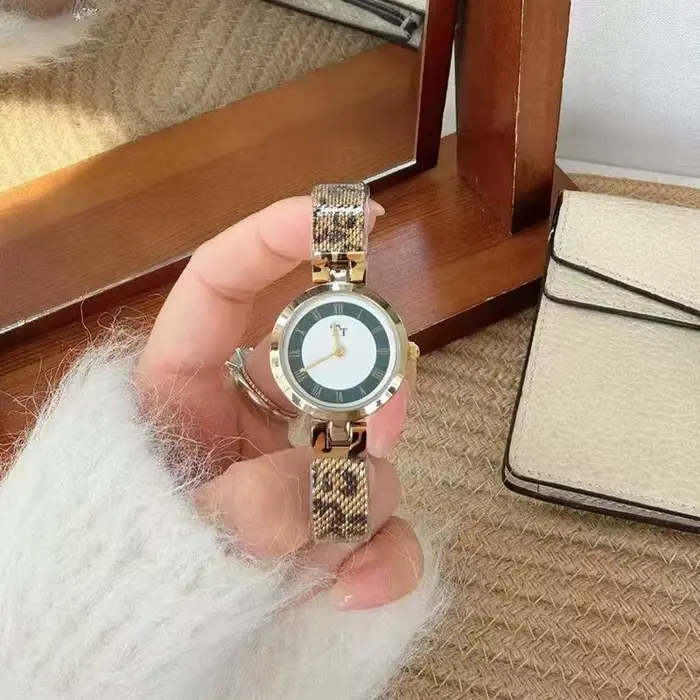Montre pour femme avec imprimé léopard et cadran vintage décontracté pour toutes les occasions