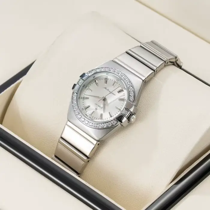 Montre en alliage pour femme style fashion et casual élégante à offrir pour occasions spéciales et quotidienne