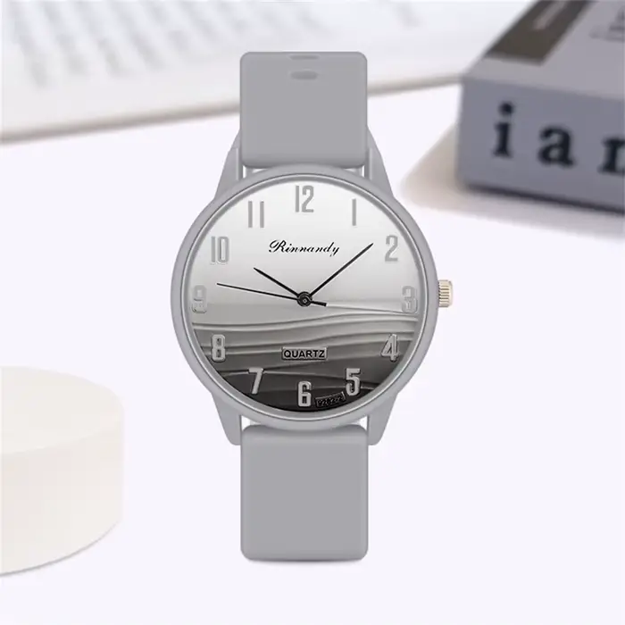 Montre à quartz de conception numérique de couleur de vague pour femmes sportives 2024