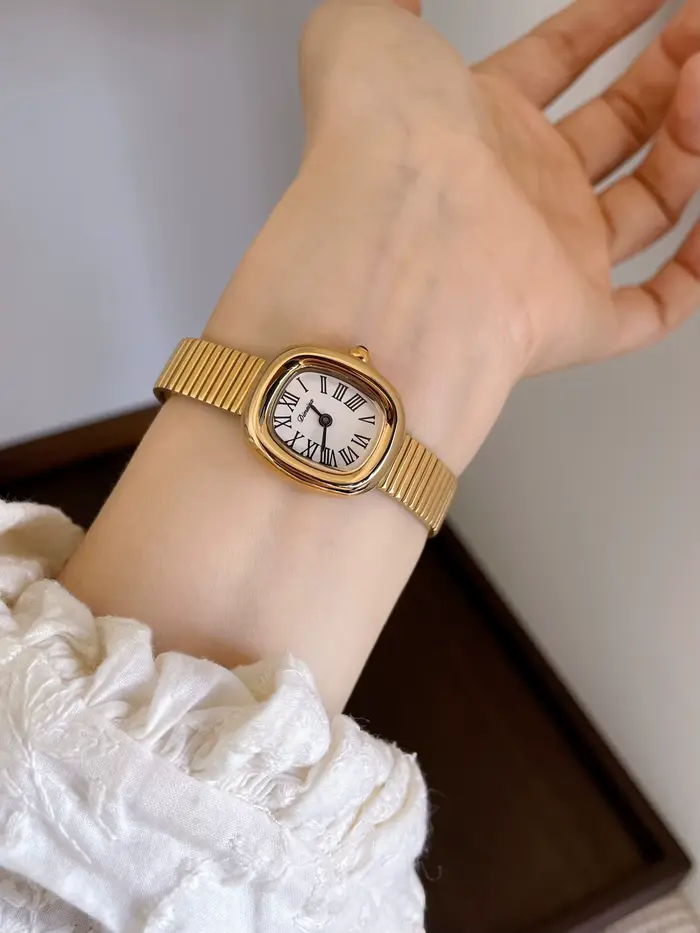 Nouveau modèle 2026 : Montre élégante à quartz pour femme avec petit cadran ovale et bracelet en maille d'acier inoxydable – Un cadeau parfait pour les femmes
