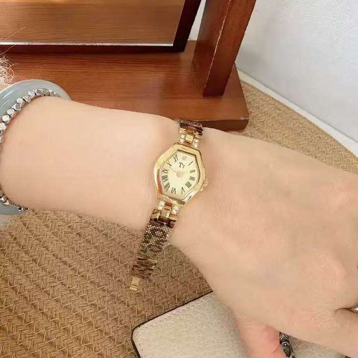 Nouvelle montre élégante et luxueuse pour femmes