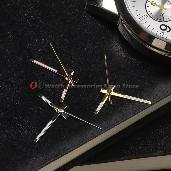 Aiguilles de montre lumineuses vertes