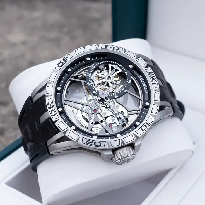 Montre militaire mécanique OBLVLO avec cadran argenté, aiguilles lumineuses, bracelet en silicone robuste et boucle ardillon pour homme occasions spéciales