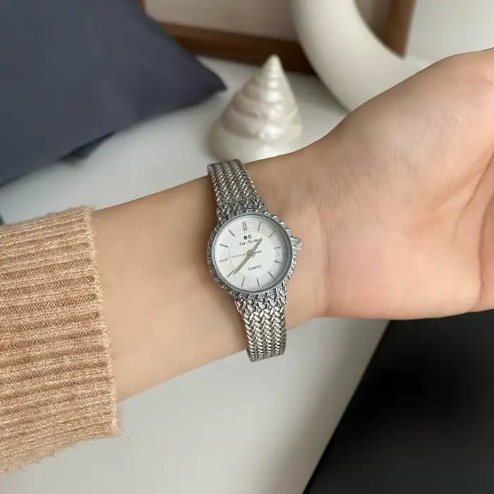 Montre dorée élégante pour femme résistante à l'eau et adaptée à toutes les occasions de style fashion et casual