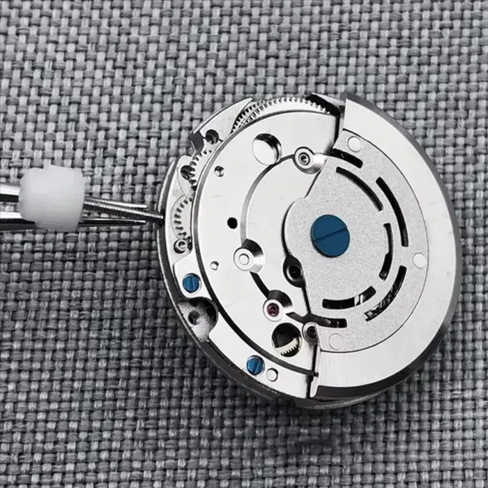 Mouvement de montre mécanique 2813 avec calendrier unique et conception à quatre broches pour montres automatiques à offrir pour homme et femme occasions spéciales