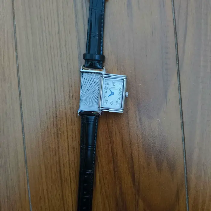 Nouvelle montre à quartz rétro carrée pour femme avec boîtier réversible et bracelet en cuir