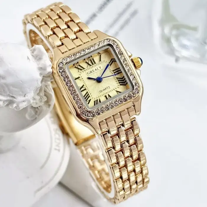 Montre en acier inoxydable carrée avec affichage en chiffres romains pour femmes occasions spéciales élégante à offrir
