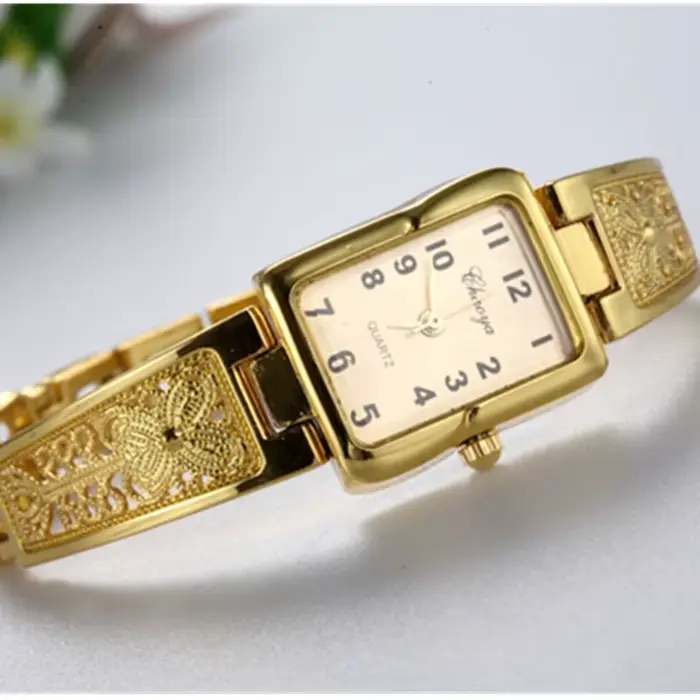 Montre de luxe en argent pour femmes avec bracelet en alliage rectangle élégante et sophistiquée pour occasions spéciales et tous les jours