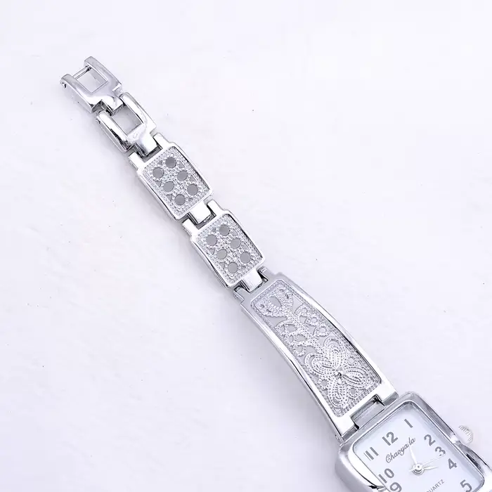 Montre de luxe en argent pour femmes avec bracelet en alliage rectangle élégante et sophistiquée pour occasions spéciales et tous les jours