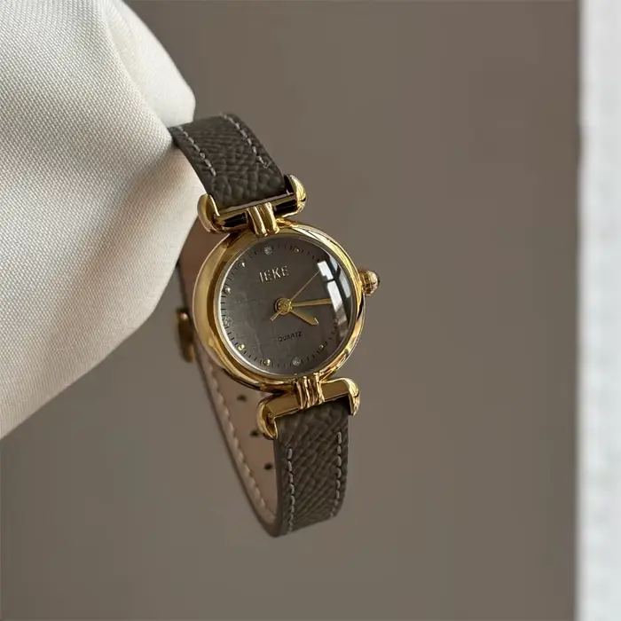 Montre de luxe pour femmes en acier inoxydable avec chiffres romains style vintage pour diverses occasions spéciales
