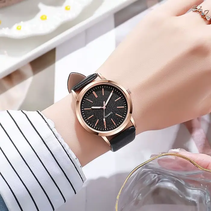 New Simple Women Watches Luxury Design Leather Watch Ladies Quartz Wristwatch Womens Small Round Dial Clock