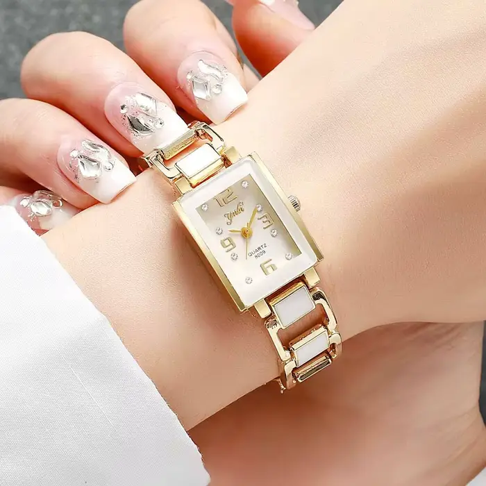 Montres carrées élégantes pour femmes