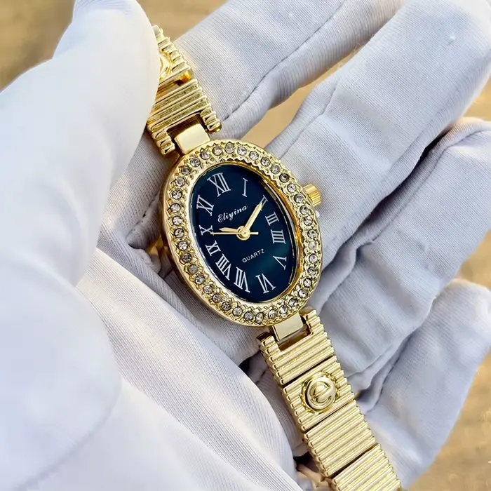 Montre élégante ovale pour femme avec lunette sertie de diamants et bracelet E-Design